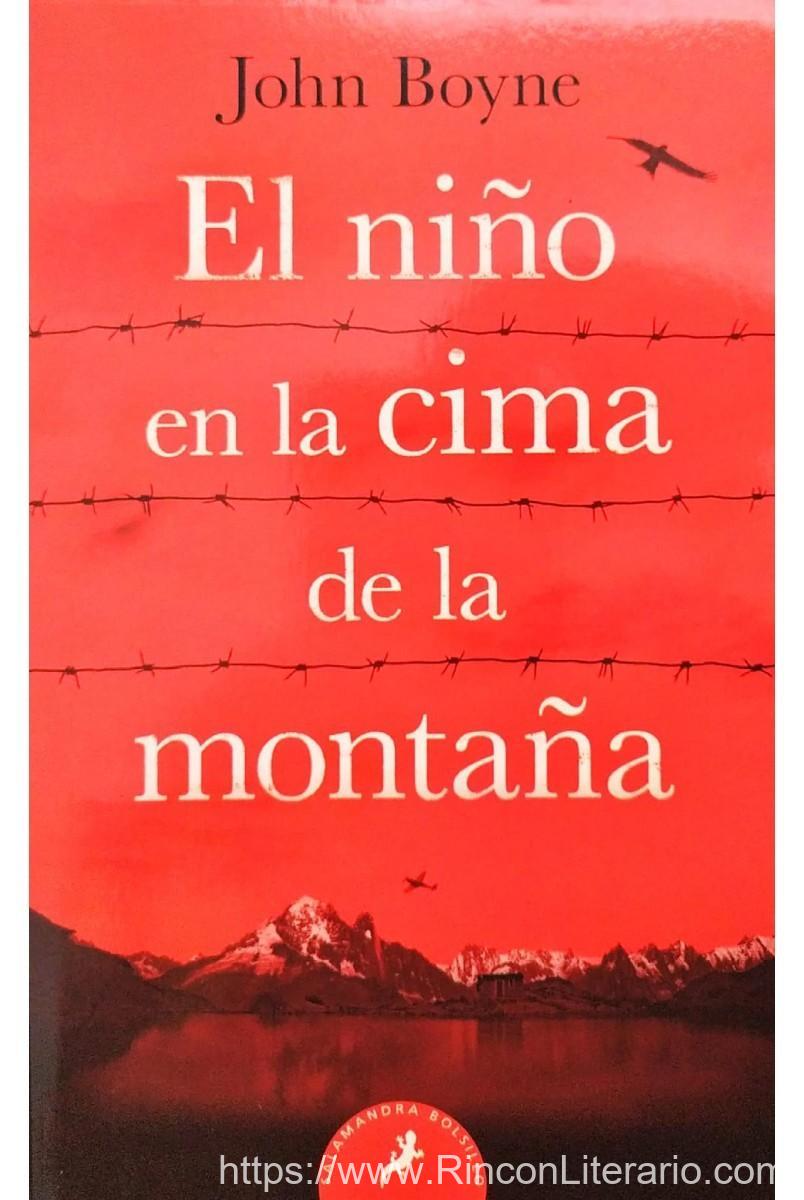El niño en la cima de la montaña